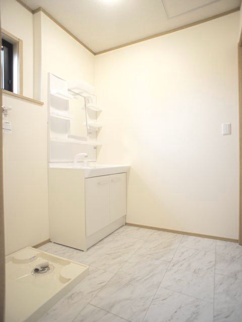 洗面設備　洗髪洗面化粧台と洗濯機置き場があります♪