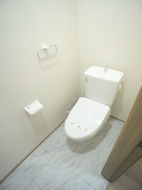 トイレ　温水洗浄暖房便座機能付きです♪