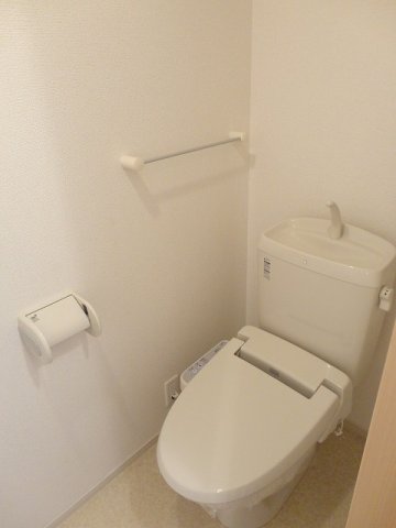 トイレ　落ち着いた色調のトイレです
