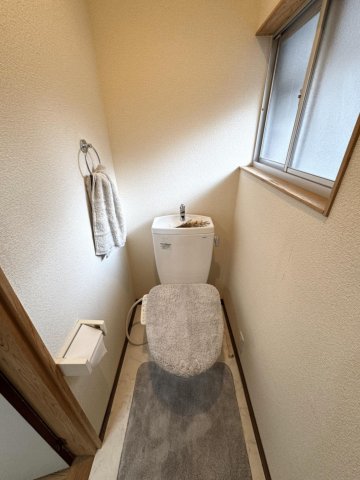 トイレ　温水洗浄便座付き。