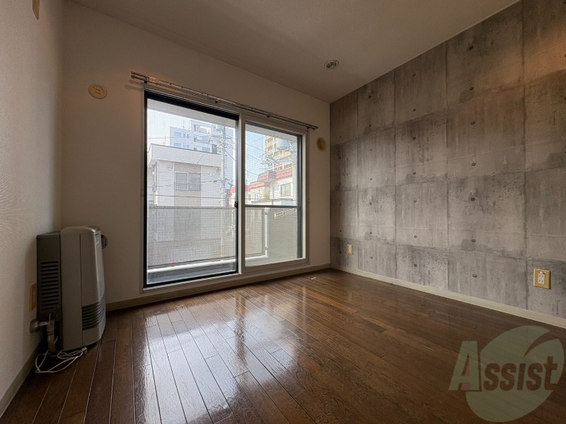 居室・リビング　５帖の洋室です。広々として、きれいですね。