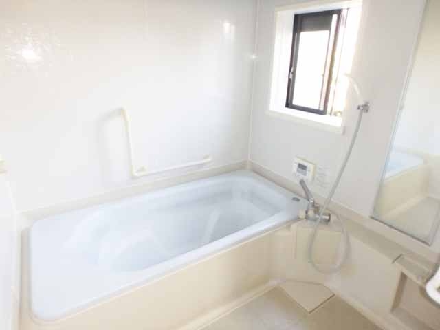 バス・シャワールーム　窓付きで換気しやすいですね！