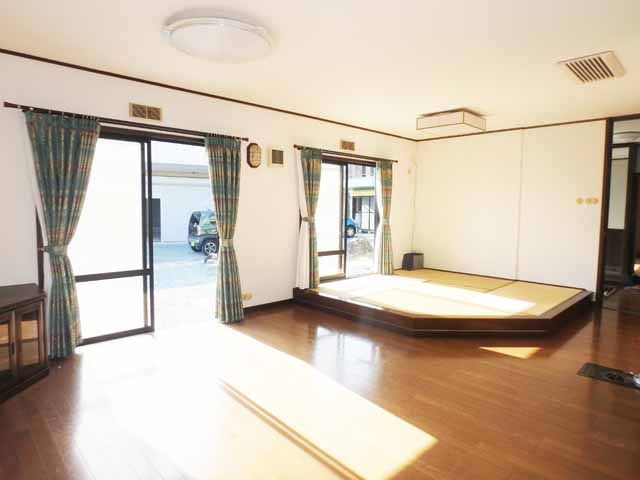 居室・リビング　２３．５帖のＬＤＫ！※家具・備品・照明器具は残置物です