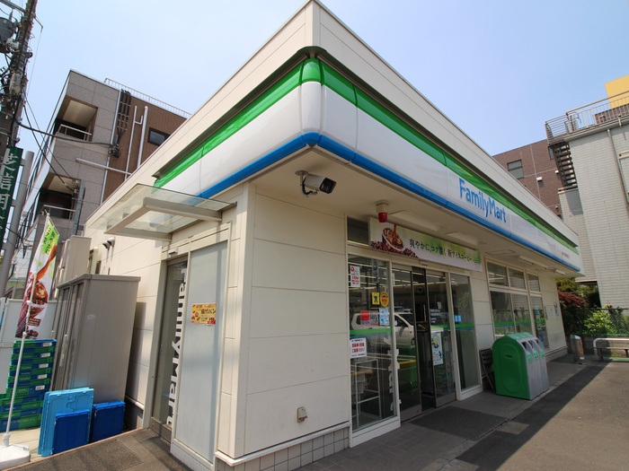 コンビニ　ファミリーマート（コンビニ）まで130m