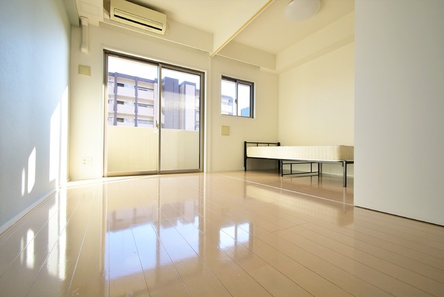 居室・リビング　ベッドは残置物となります。