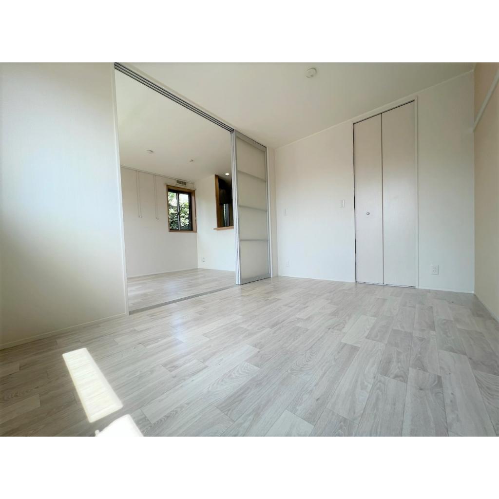 居室・リビング　※105号室の画像です