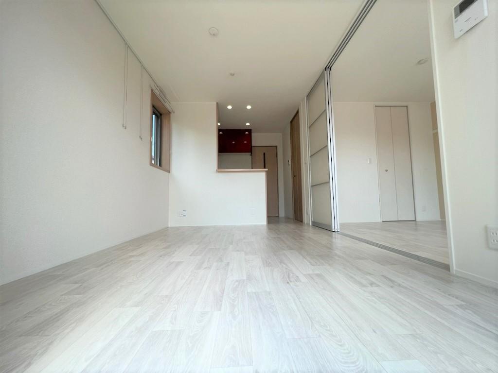 居室・リビング　※105号室の画像です