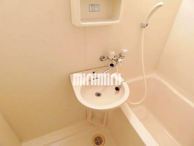 洗面設備　バスルーム内の洗面スペースです。