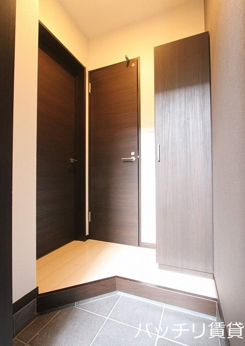 玄関　※同型タイプの為現状優先
