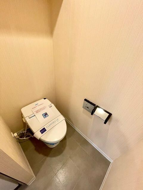 トイレ　タンクレス温水洗浄便座