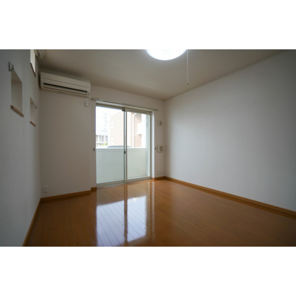 居室・リビング　同じ建物の別なお部屋