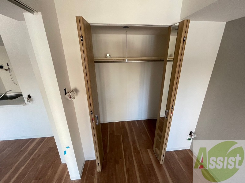 収納　クローゼットを開けてみました。奥行きがありますね。