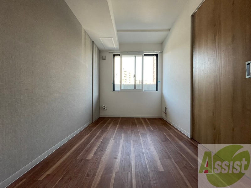 その他部屋・スペース　洋室を撮影。引き戸を開けると解放感があります。