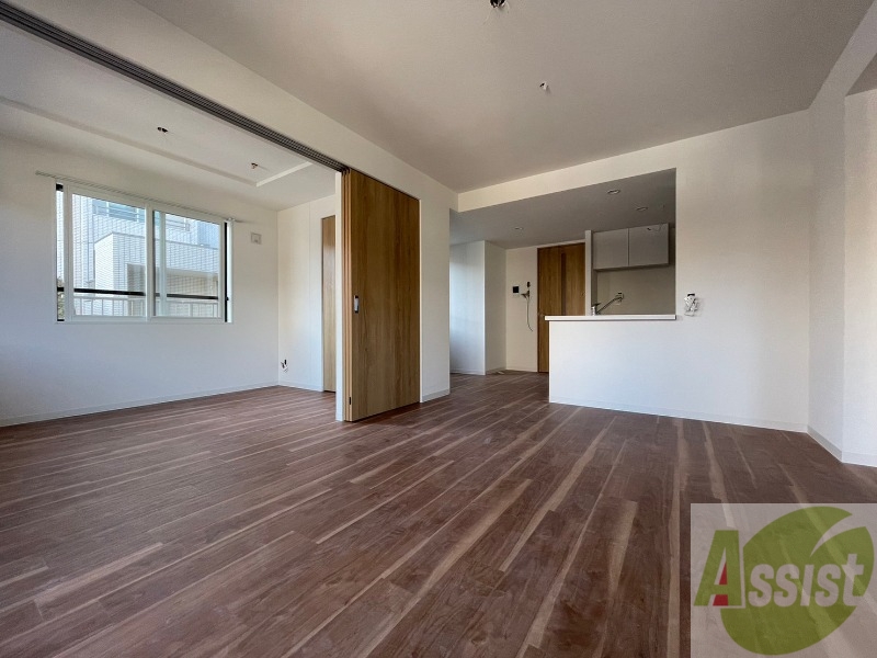 居室・リビング　白さが清潔感を出してくれます。お部屋も明るいですね。