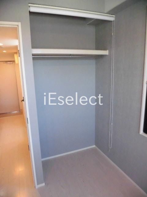 収納　ロールスクリーン付きです♪