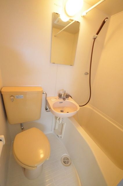 バス・シャワールーム　☆バス・トイレ同室タイプです☆