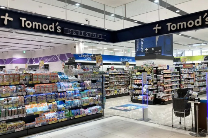 ドラックストア　トモズ 有明ガーデン店（ドラッグストア）まで796m
