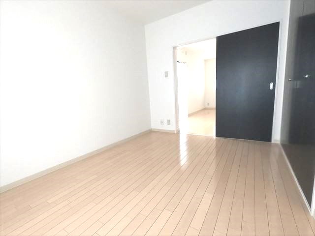 その他　LDKに面した便利な6帖の洋室