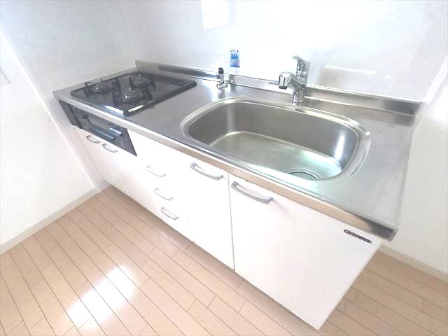 キッチン　独立タイプ、大型システムキッチンを採用