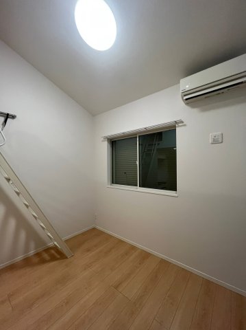 居室・リビング　天井が高く開放感のある居室