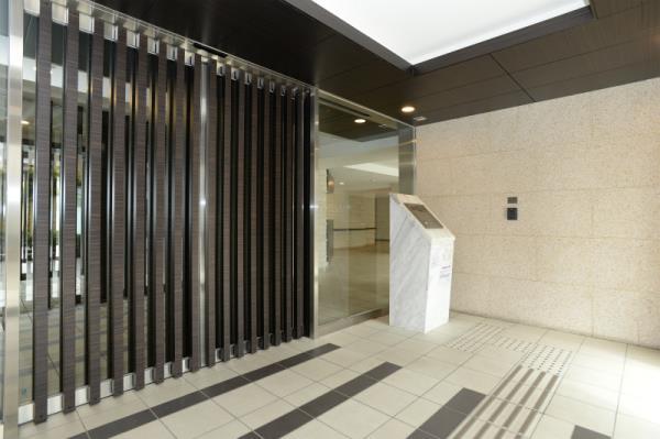 エントランス　落ち着いたエントランスです