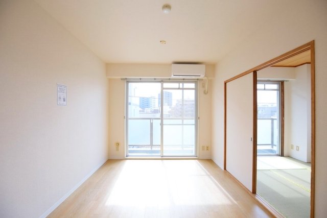 居室・リビング　こちらのリビングで趣味の時間をお楽しみください