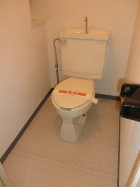 トイレ　白基調で清潔感のあるトイレです♪