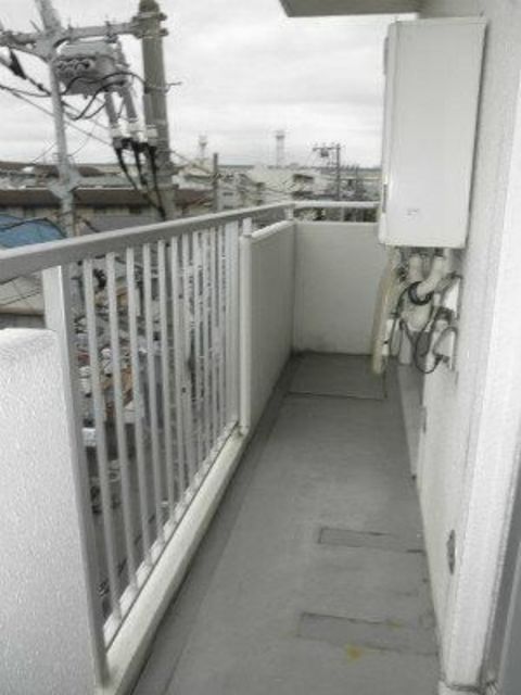 バルコニー　お天気のいい日は洗濯物も気持ちよく干せますね！