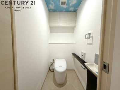 トイレ　収納付きの広々トイレです！