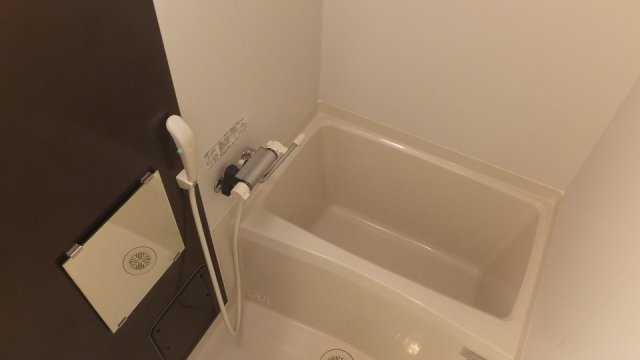 バス・シャワールーム　オシャレなカラーパネルで浴室乾燥機付き