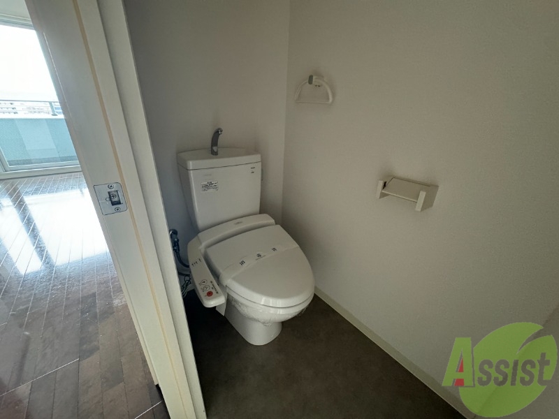 トイレ　トイレは白基調でとても綺麗ですね。広さも十分にあります。