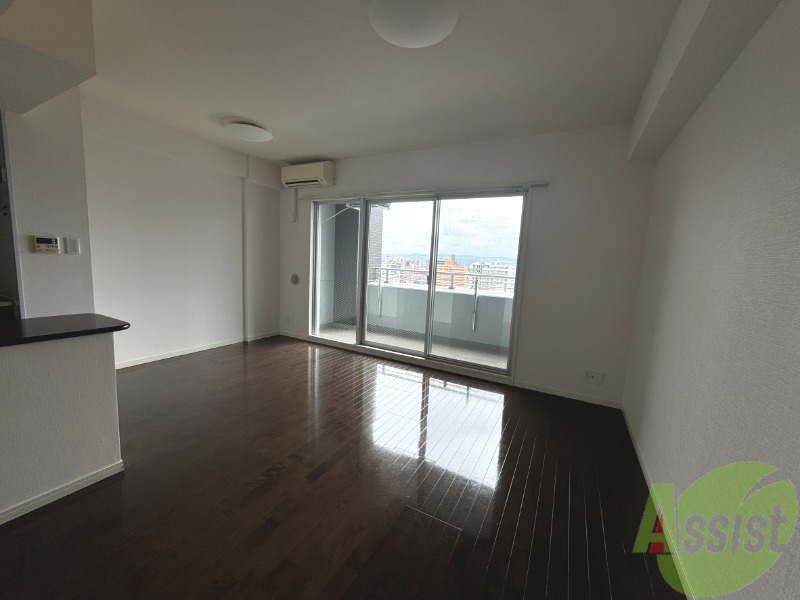 居室・リビング　広々としたリビングルームです。落ち着いた雰囲気ですね。