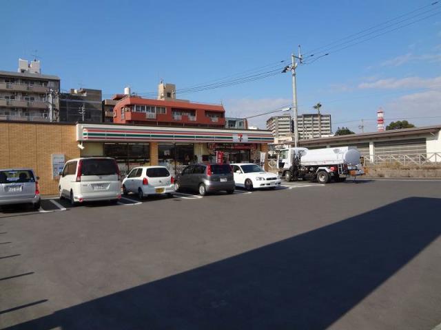 コンビニ　セブンイレブン鹿児島城南町店（コンビニ）まで304m