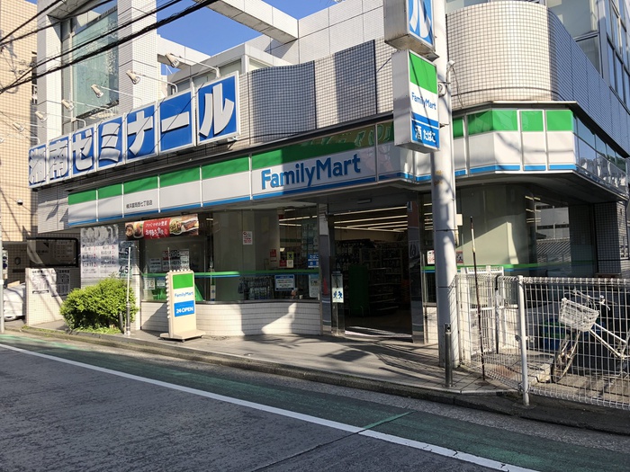 コンビニ　ファミリーマート（コンビニ）まで427m