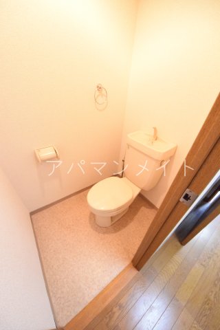 トイレ　落ち着いた色調のトイレです