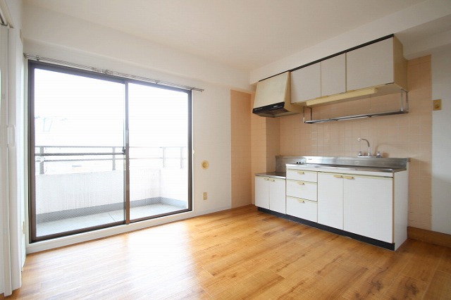 居室・リビング　同物件別室