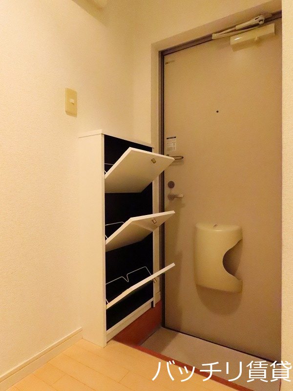 玄関　画像は同型タイプの為現状を優先致します。