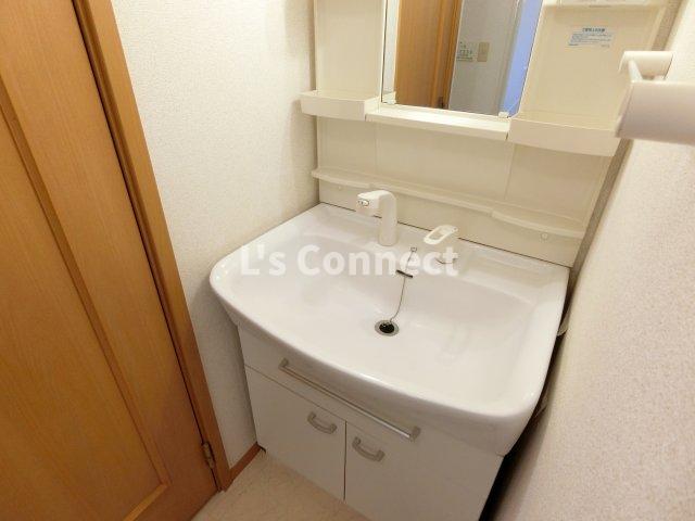 洗面設備　朝の支度もスムーズな独立洗面台。