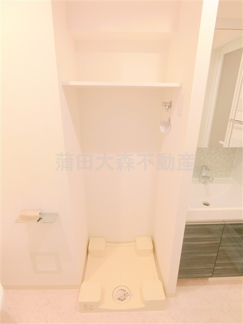 その他設備　棚付きの室内洗濯機置場