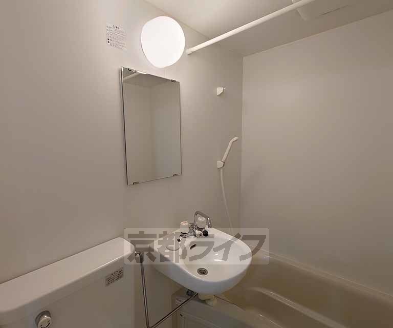 洗面設備　清潔感のある洗面台です。