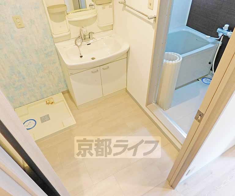 洗面設備　アクセントクロスでお洒落に仕上がってます。