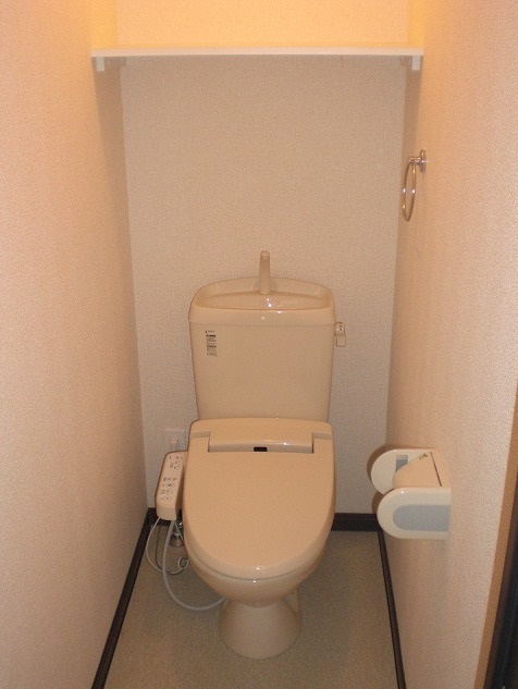 トイレ　上部に棚のあるトイレ