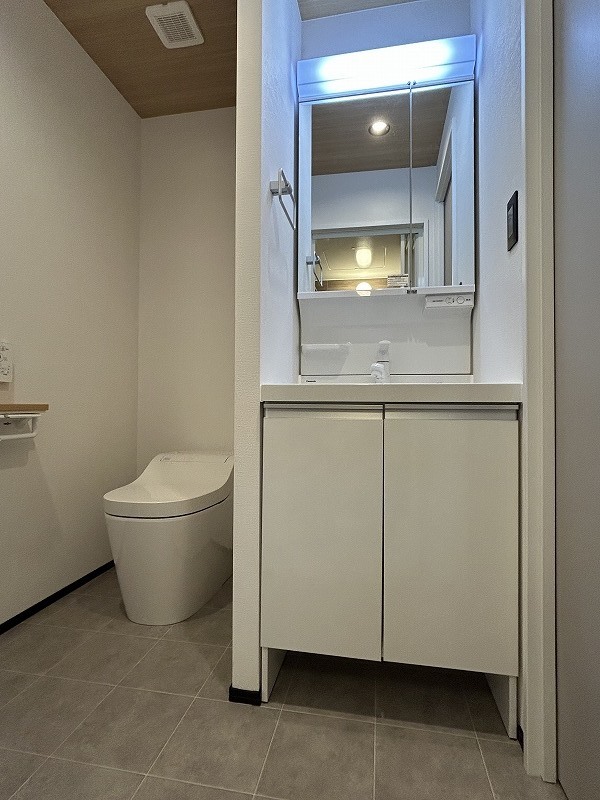 洗面設備　★独立洗面台で朝の支度もスムーズに進みます