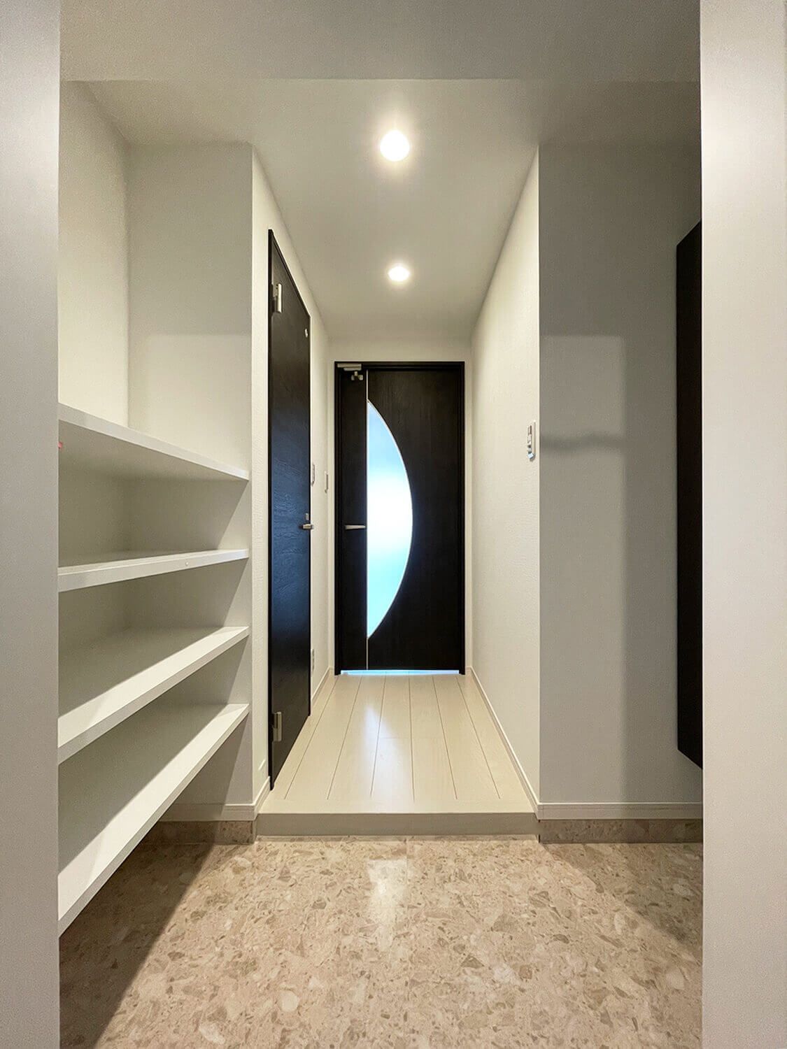 玄関　両サイドに靴の収納可能☆