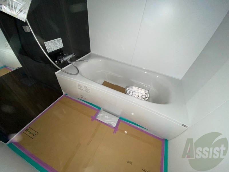 バス・シャワールーム　バスルームは狭すぎず、シャワーも浴びやすそうです。