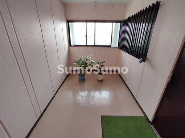 その他部屋・スペース　落ち着いた色調の寝室です