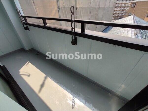 バルコニー　暖かな日差しのふりそそぐバルコニー