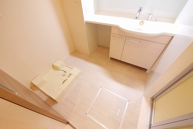 洗面設備　明るい洗面所です