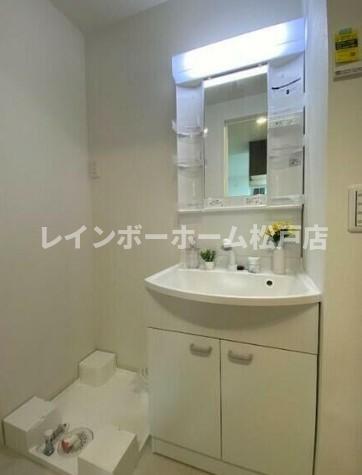 洗面設備　ゆったりとスペースのある洗面所