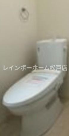トイレ　落ち着いた色調のトイレです